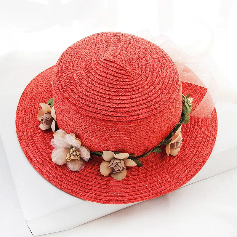 Chapeau de paille sur fond bleu, lumière naturelle
