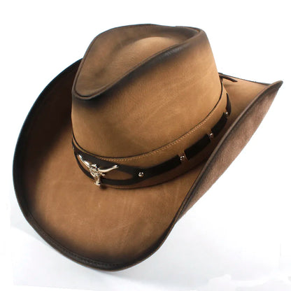 Chapeau cowboy en cuir accroché à un crochet mural