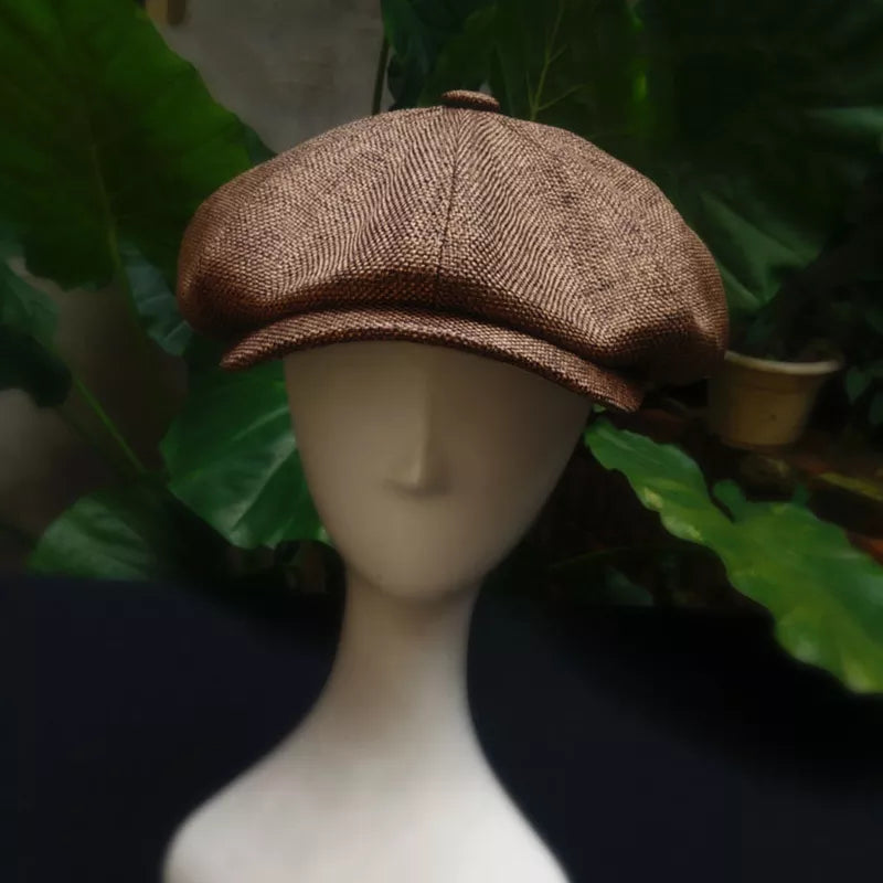 Vue latérale d'une casquette gavroche ajustable en coton