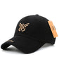 Vue latérale d'une casquette avec visière incurvée