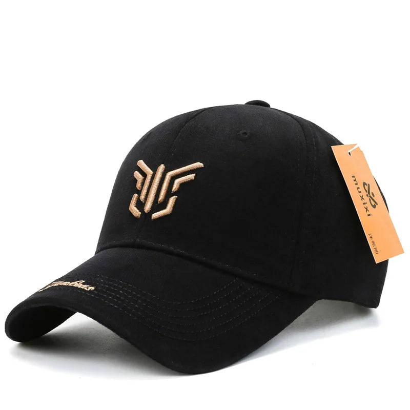 Vue latérale d'une casquette avec visière incurvée