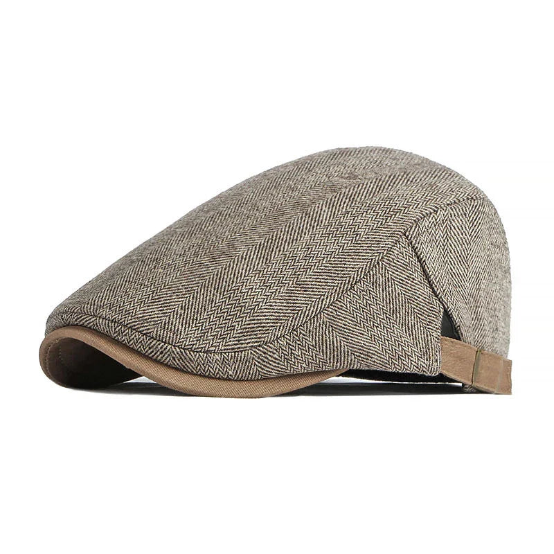 Homme de profil portant un béret chevron, ambiance urbaine