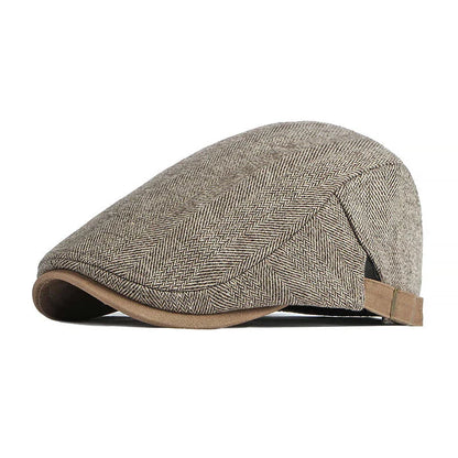 Homme de profil portant un béret chevron, ambiance urbaine