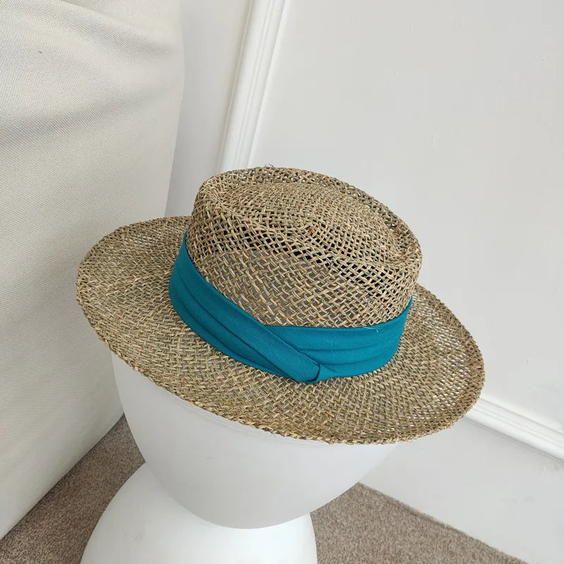 Chapeau de paille posé sur une chaise en osier