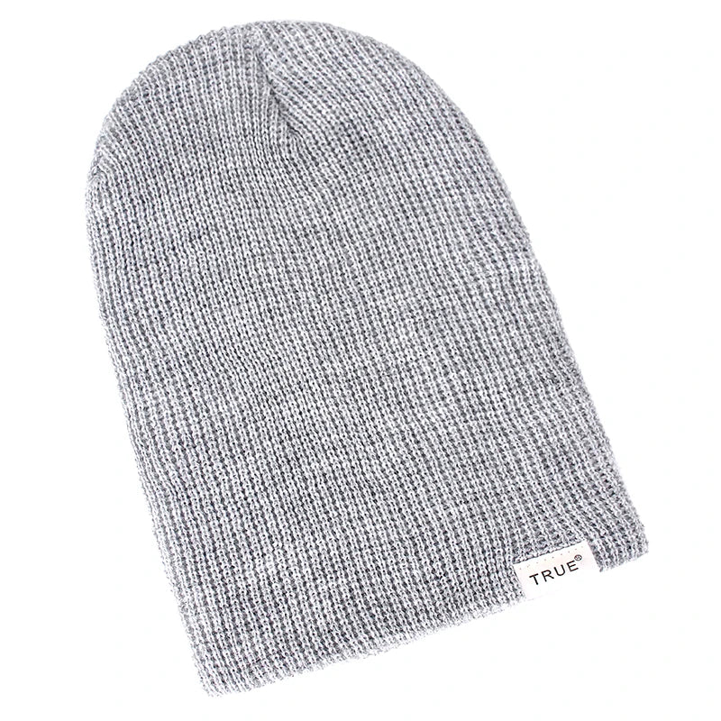Bonnet long en maille bleu sur fond neutre