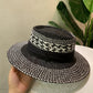 Chapeau de paille avec une étiquette en tissu
