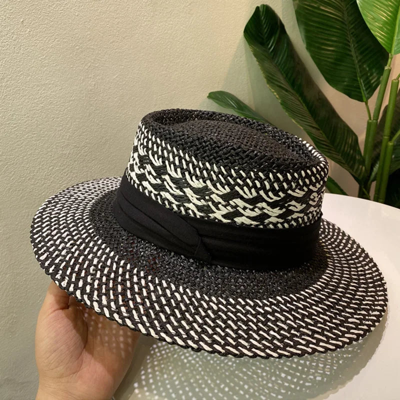 Chapeau de paille avec une étiquette en tissu