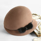 Détail du chapeau cloche en laine, texture raffinée