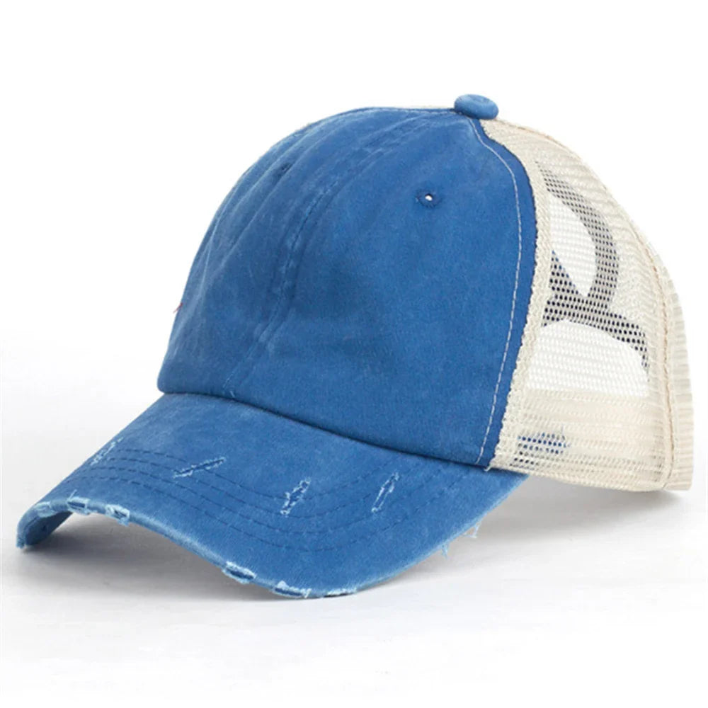 Casquette en position inclinée, soulignant le style