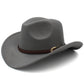 Chapeau cowboy posé sur une table en bois