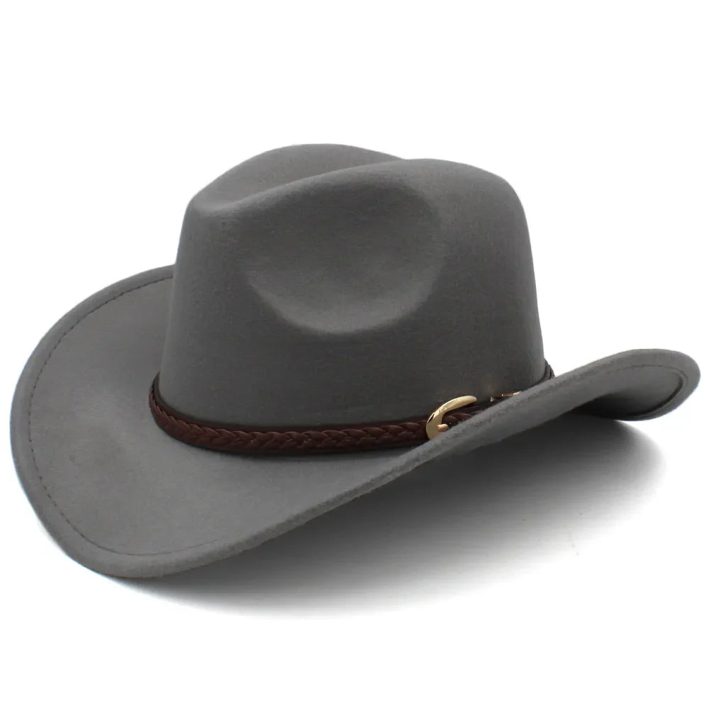 Chapeau cowboy posé sur une table en bois