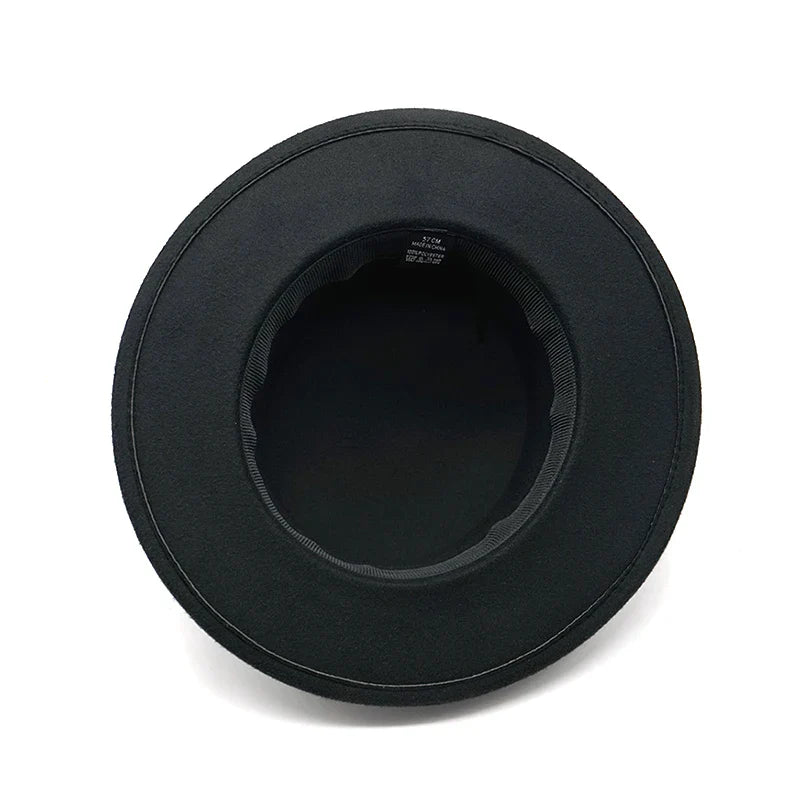 Homme élégant ajustant un chapeau Fedora beige devant un miroir