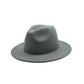 Chapeau Fedora avec un bord large, posé sur une table