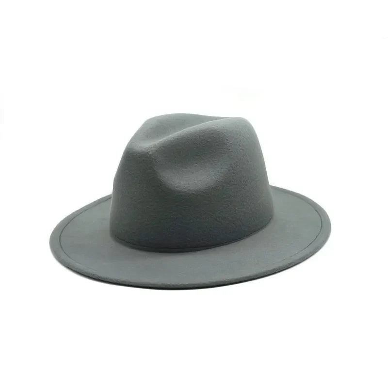 Chapeau Fedora avec un bord large, posé sur une table