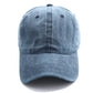 Vue de côté d'une casquette en denim avec visière courbée