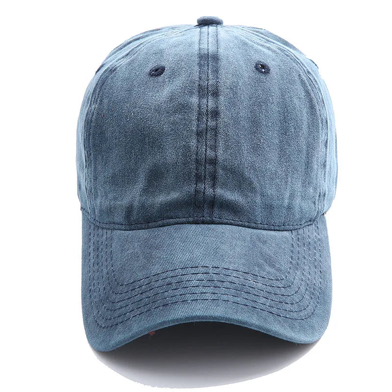 Vue de côté d'une casquette en denim avec visière courbée