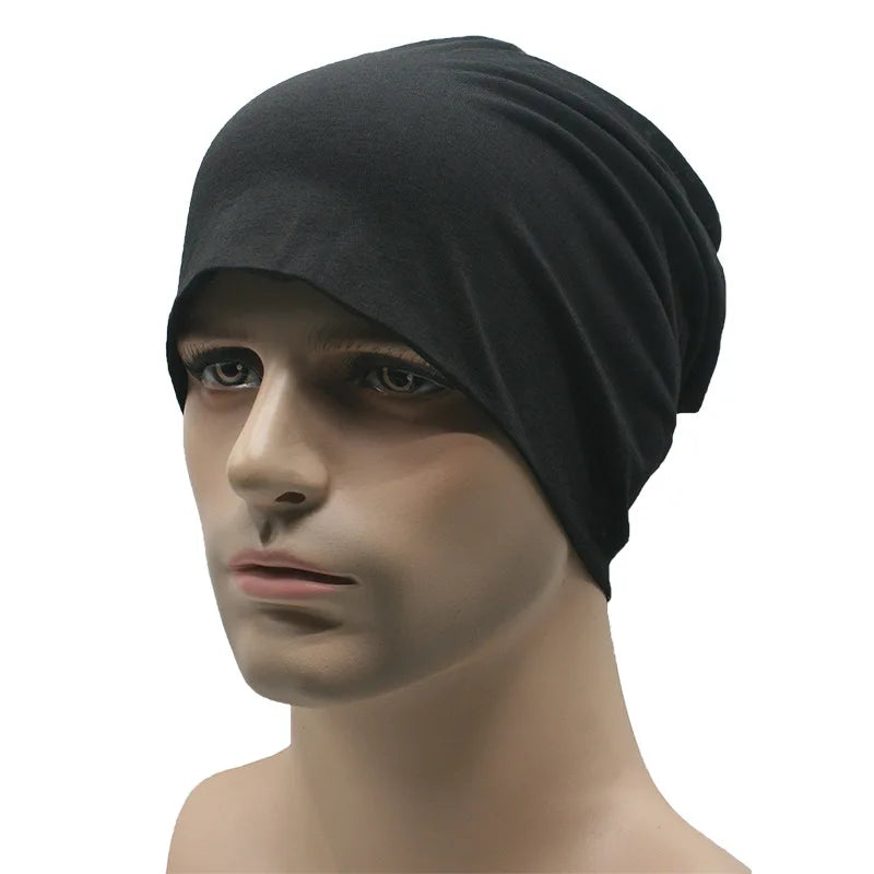 Bonnet léger en coton sur fond neutre