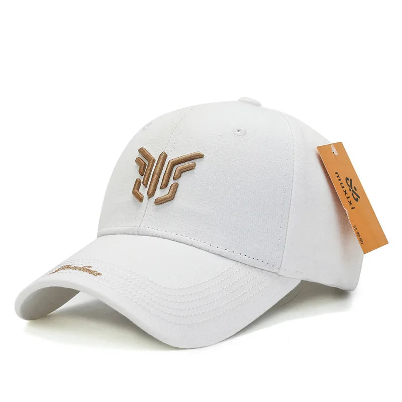 Casquette élégante en plusieurs couleurs, présentée en éventail