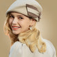 Femme portant un béret chic, vue de profil