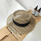 Chapeau de paille avec bandeau coloré, vue de profil