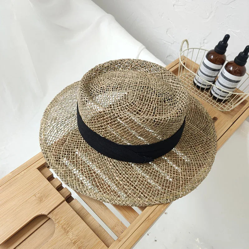 Chapeau de paille avec bandeau coloré, vue de profil