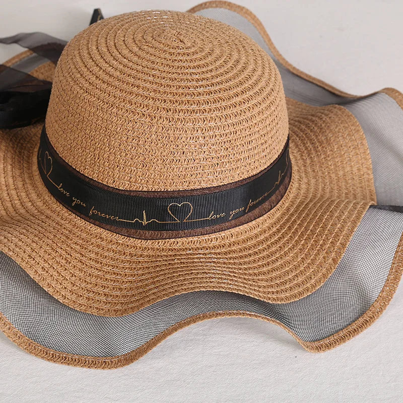 Chapeau de paille avec large bord, posé sur une table