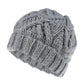 Bonnet en tricot présenté avec une écharpe assortie