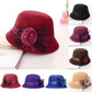 Chapeau cloche rouge avec bord large et détail floral