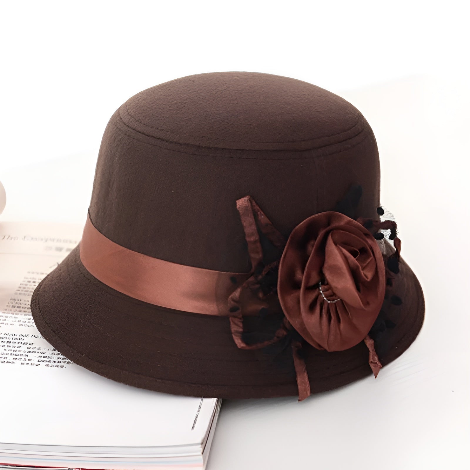 Chapeau cloche noir avec bandeau en satin et boucle