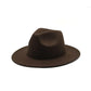 Chapeau Fedora posé sur une surface claire, avec ombre visible