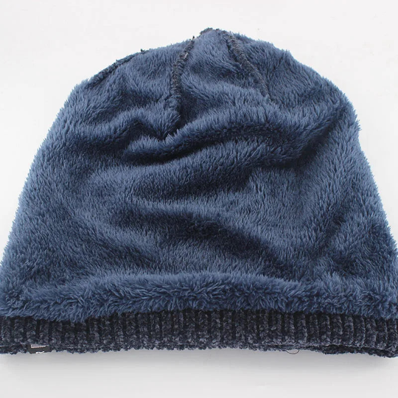 Bonnet long en velours posé sur une surface en bois