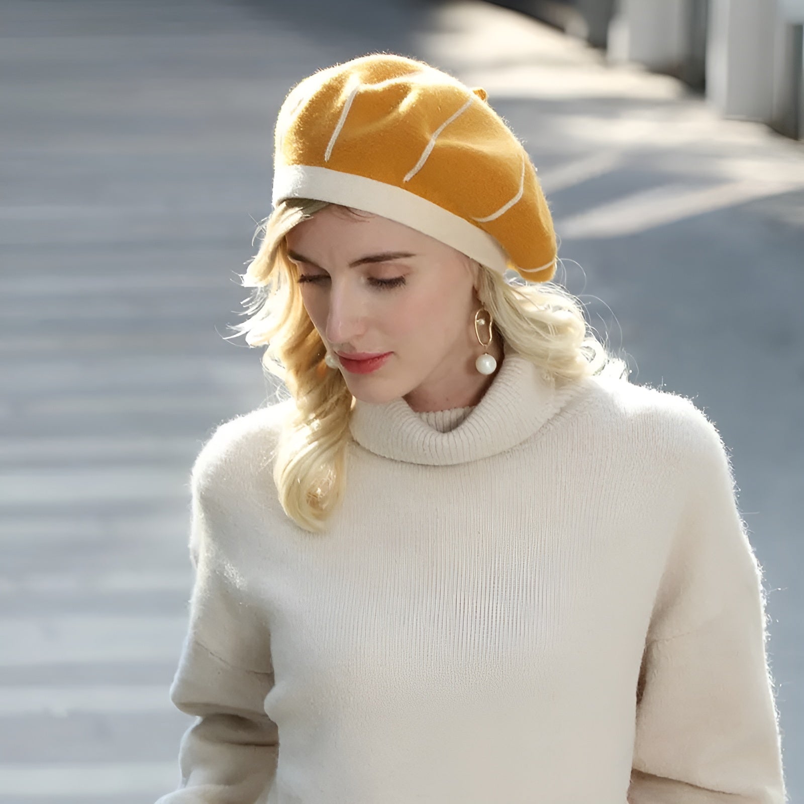 Vue latérale d'un béret rouge, style classique