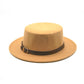 Chapeau Fedora noir accroché à un porte-manteau