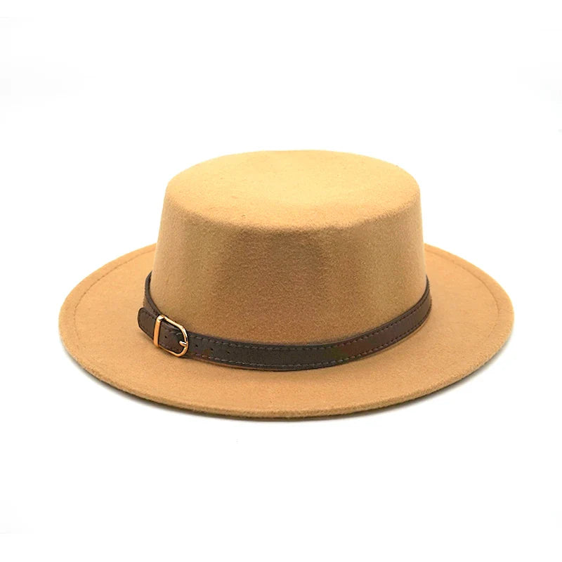Chapeau Fedora noir accroché à un porte-manteau