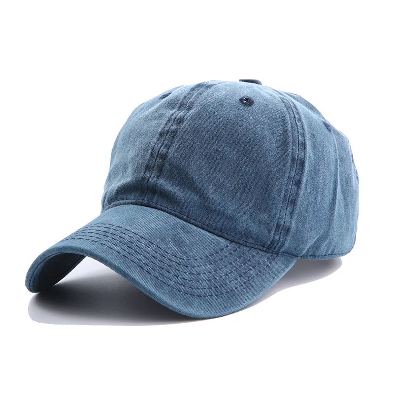 Casquette en denim montrée de face sur fond neutre