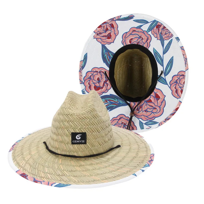Chapeau de paille flottant sur l'eau d'une piscine