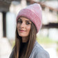 Bonnet d'hiver en maille torsadée sur fond blanc