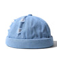 Bonnet denim porté, mettant en valeur le style urbain