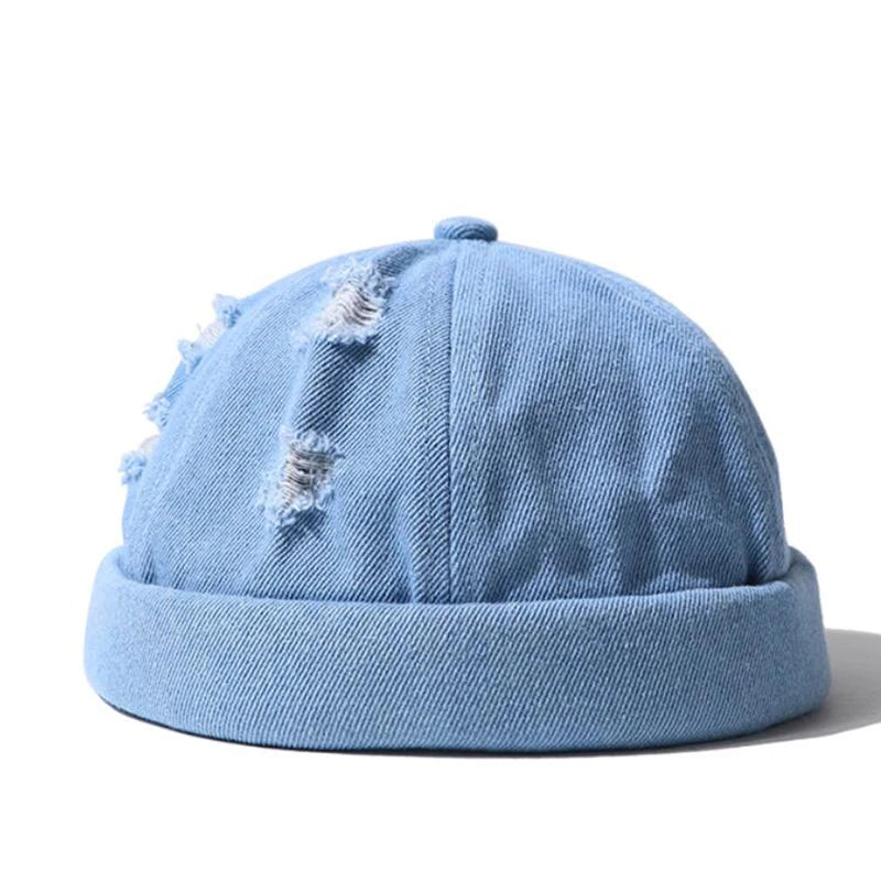 Bonnet denim porté, mettant en valeur le style urbain