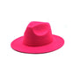 Chapeau Fedora avec une bande noire, sur fond neutre
