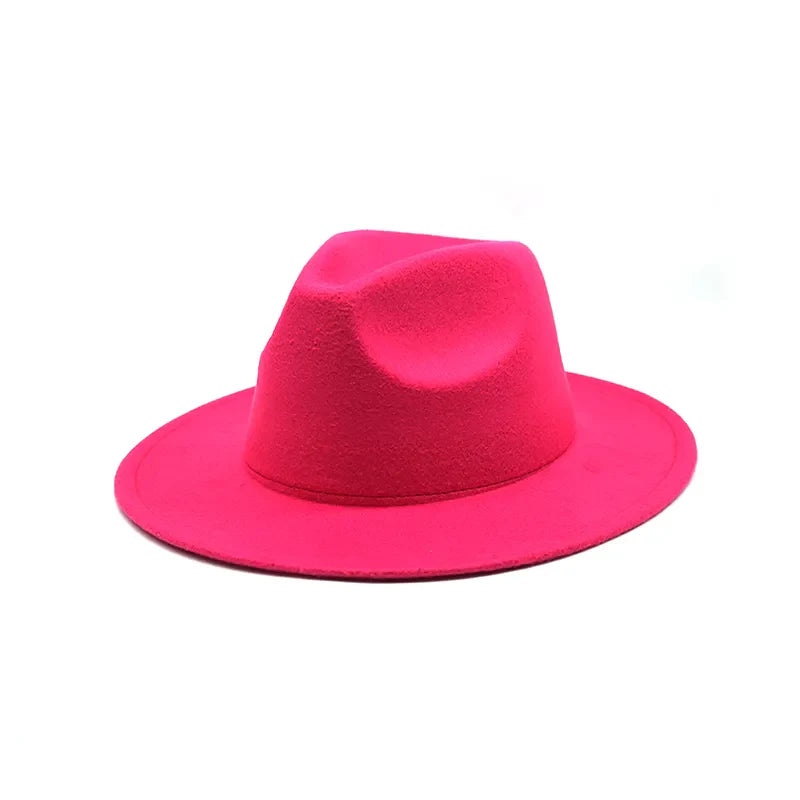 Chapeau Fedora avec une bande noire, sur fond neutre