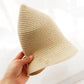 Chapeau de paille avec large bord, posé sur chaise
