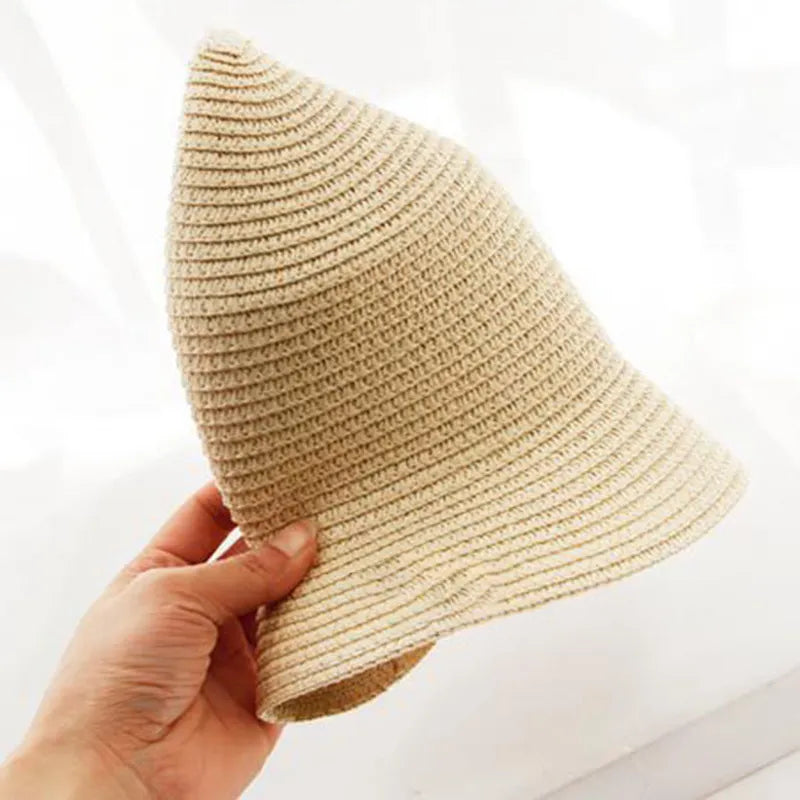 Chapeau de paille avec large bord, posé sur chaise