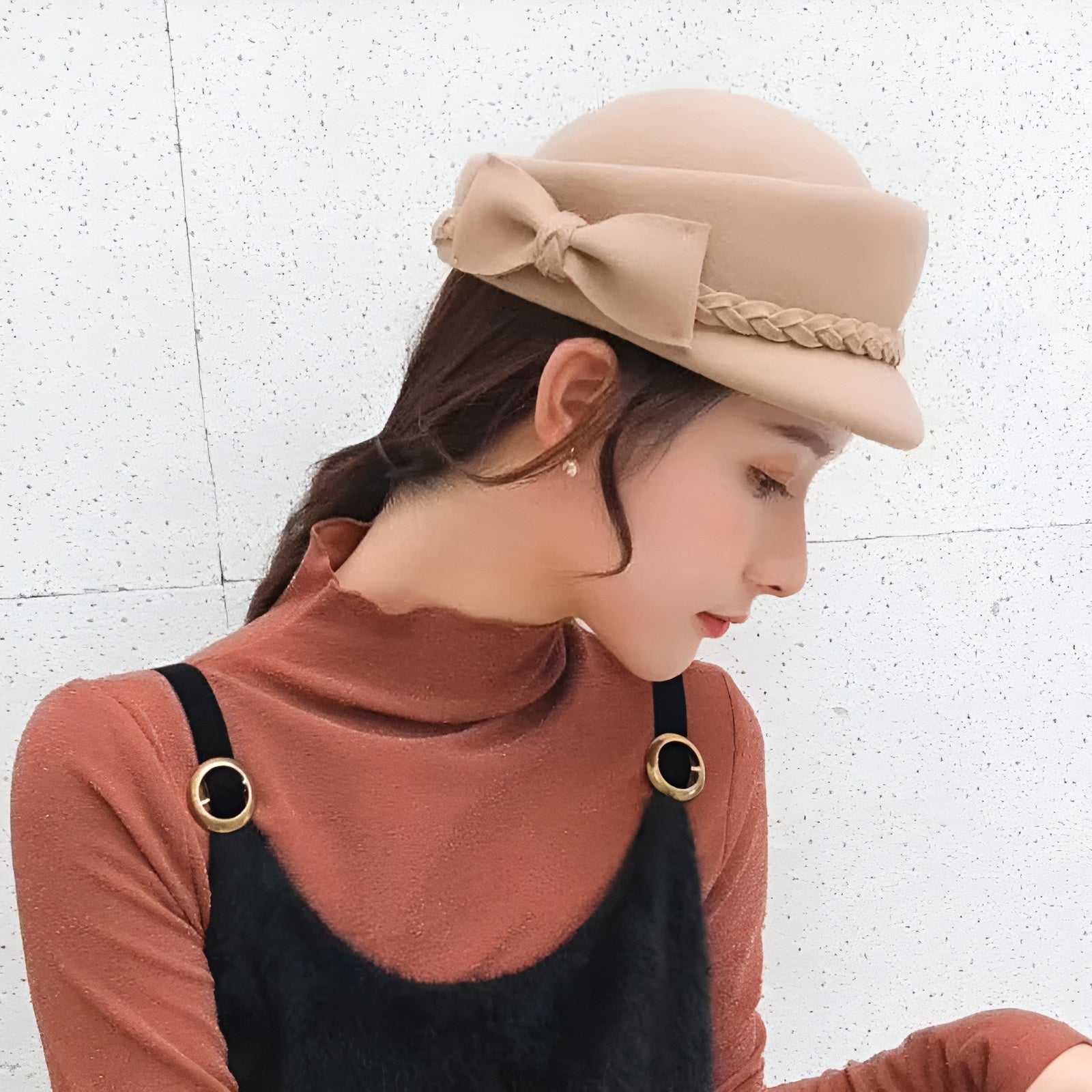 Vue de profil d'un chapeau cloche en feutre gris