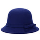 Chapeau cloche sur fond neutre, éclairage doux