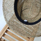 Chapeau de paille posé sur une table en bois
