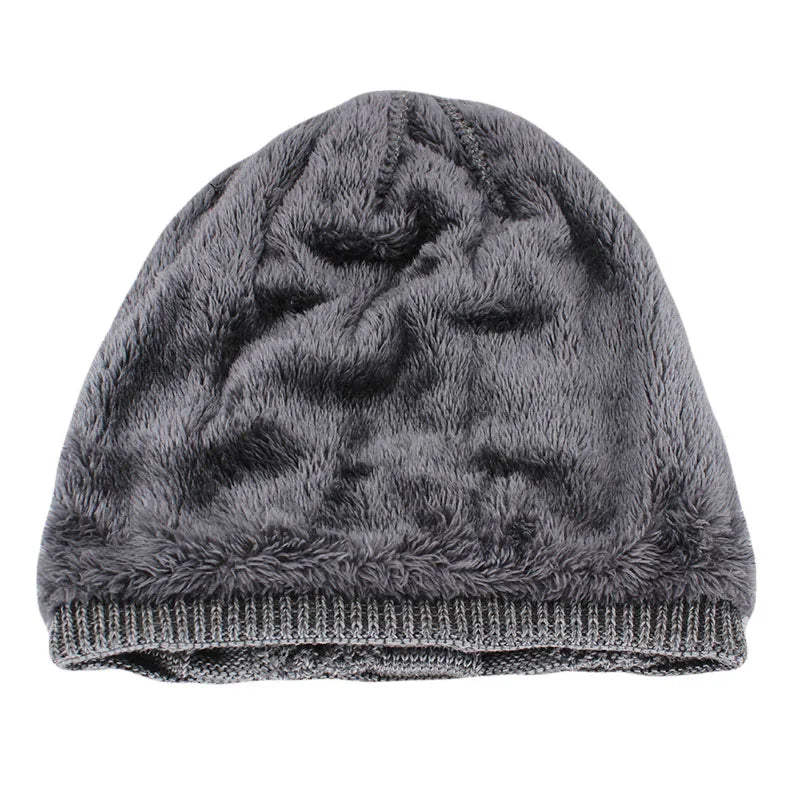 Homme portant un bonnet géométrique en extérieur
