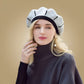 Femme souriante avec un béret gris, ambiance urbaine
