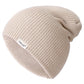 Bonnet violet en maille, présenté sur un mannequin