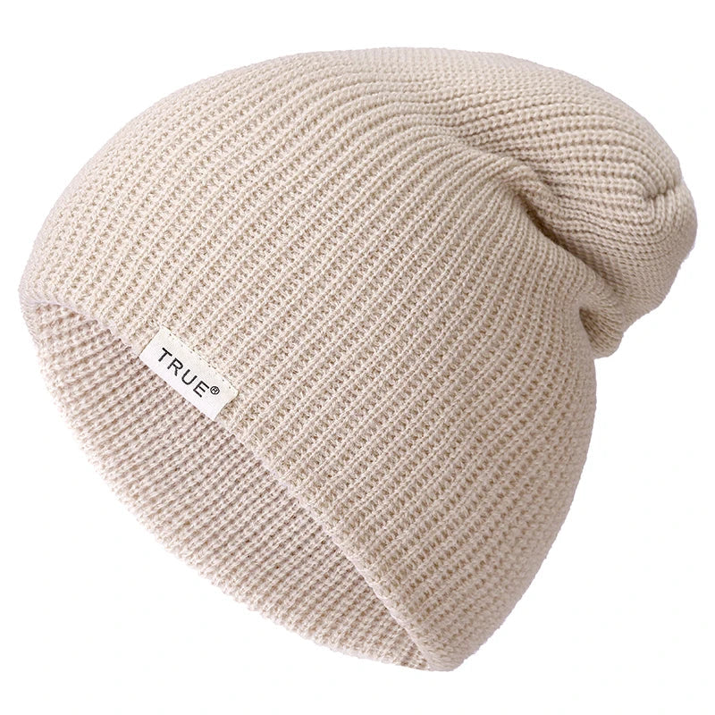 Bonnet violet en maille, présenté sur un mannequin